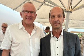 Le président sortant de l'association des viandes séchées du Valais IGP avec son successeur Benjamin Roduit